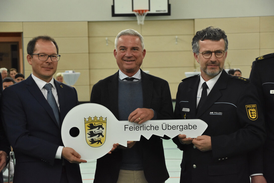On March 20, 2023, the police sports hall in Wertheim, Germany, was inaugurated, marking the largest recruitment drive for police officers in the state and showing support for the city and region. The facility is a symbol of the state’s commitment to providing the best possible training and development for its officers. The reconstruction of the hall also highlights the state’s focus on climate protection, with a 70% reduction in energy consumption through the installation of energy-efficient lighting, a heat recovery ventilation system, and the replacement of an oil-fired heating system with district heating, among other measures. Additionally, plans are …