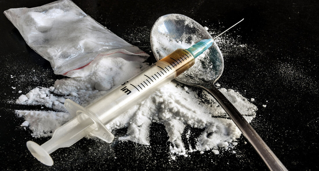 179 people lost their lives due to drug consumption in Baden-Württemberg in 2022. Among these, 144 were men and 35 were women, including 5 young adults and 3 teenagers. The most frequent cause of death was heroin, followed by cocaine and benzodiazepine-containing medicines. Mischkonsum, or the consumption of heroin or cocaine with other drugs, medications, or alcohol, was a significant factor in overdose deaths. The police force continues to tackle drug-related crimes through specialized teams, multi-agency collaborations, and international operations. The police also offer drug prevention and education programs to tens of thousands of students across the region annually. Im …