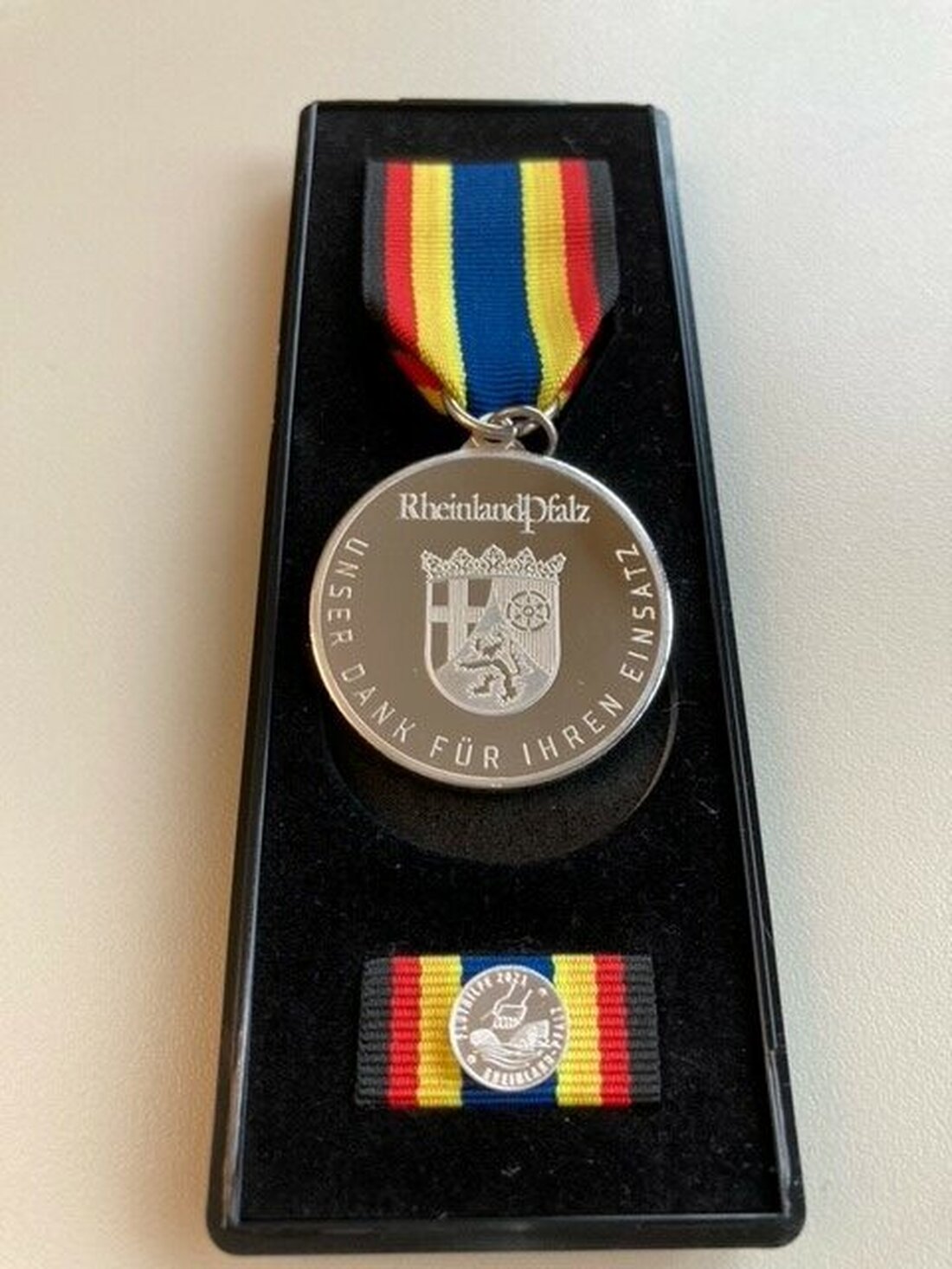 2,400 emergency responders from Baden-Württemberg will receive the Flood Relief Medal for their outstanding and tireless efforts during the 2021 flood disaster in Rhineland-Palatinate. In a recent ceremony, 120 representatives from various organizations were recognized for their roles in providing relief efforts. The awardees were from German Red Cross, Maltese Emergency Service, Arbeiter-Samariter-Bund, Johanniter, Black Forest Mountain Rescue, Emergency Seelsorge, Fire Brigade, Police, Virtual Operations Support Teams (VOST), as well as the Technical Relief Agency and the Bundeswehr. In addition to the medal, the responders received a certificate and a thank-you card from Interior Minister Thomas Strobl. Aufgrund ihres herausragenden …