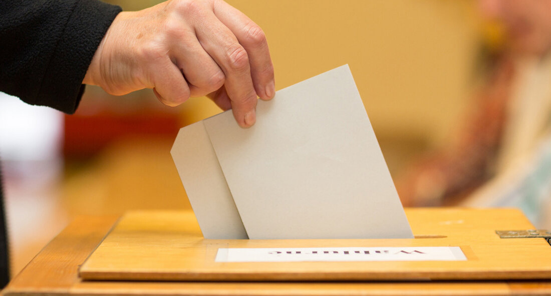 The state parliament of Baden-Württemberg has passed a change to the municipal election law, reducing the minimum age for voting and standing for local office from 18 to 16. They have also lowered the minimum age for mayoral candidates from 25 to 18 and removed the maximum age limit of 68 and the retirement age of 73 for candidates. Homeless people who live in the area will also be able to vote. The law also requires support from eligible voters for mayoral candidates and adds a second-round run-off between the two top vote-getters. The changes will apply to local elections …