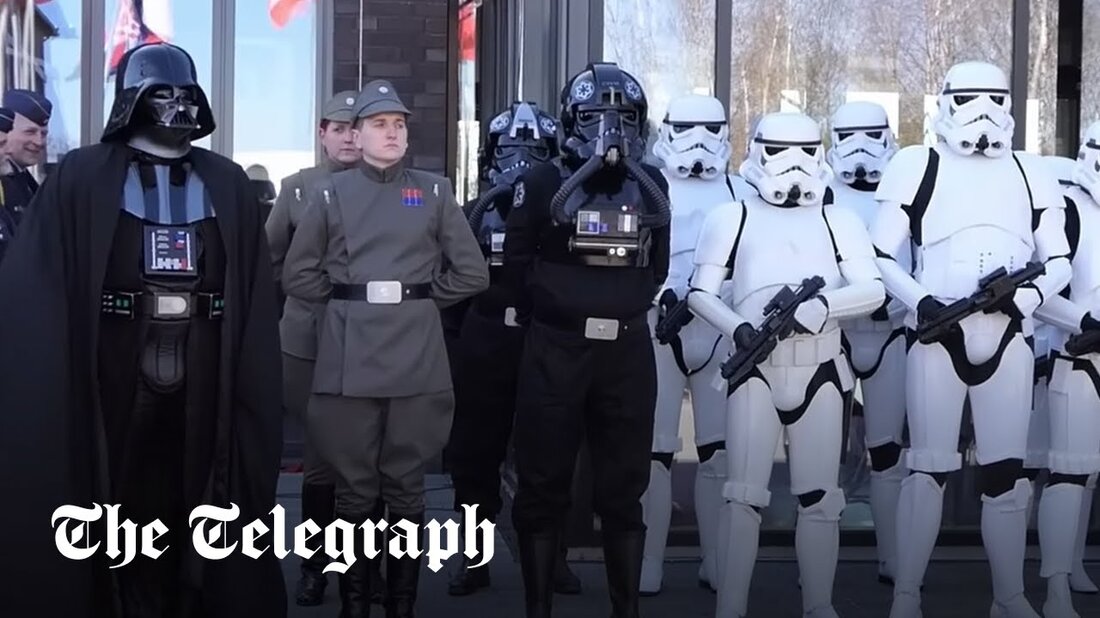 Die Entscheidung der Bundeswehr, Darth Vader zum Start ihres neuen Weltraumverteidigungsprogramms einzuladen, ging nach hinten los, nachdem Kritiker auf unangenehme Parallelen zur Nazi-Vergangenheit hingewiesen hatten. Bei der Eröffnungsfeier des neuen Hauptquartiers des deutschen Raumfahrtkommandos hielt Generalmajor Michael Traut seine Rede, flankiert von Sturmtruppen und imperialen Offizieren aus Star Wars. Deutsche Beamte, die nicht für ihren Sinn für Humor bekannt sind, wurden scharf kritisiert, wobei Kritiker das Militär daran erinnerten, dass das böse Galaktische Imperium in Star Wars teilweise von der Nazi-Geschichte des Landes inspiriert war. Deutschlands Militär „hat offenbar kein Problem“ damit, dass das Galaktische Reich im fiktiven Universum einen &hellip;
