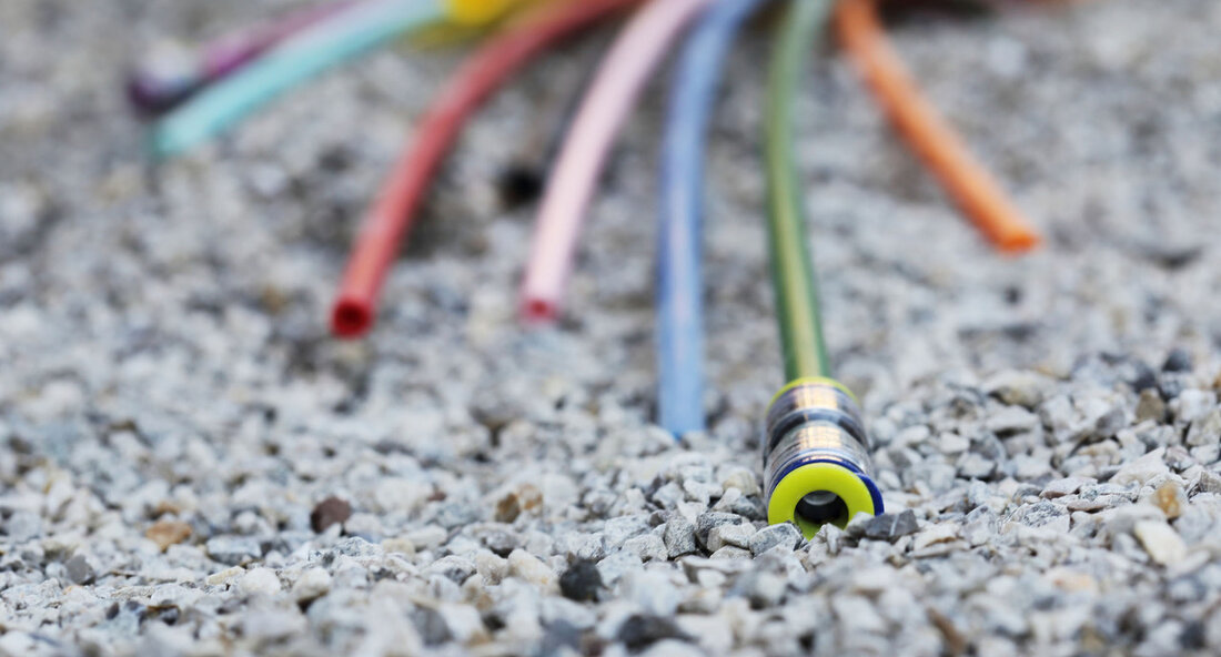 The digitalisation minister for the state of Baden-Württemberg, Thomas Strobl, has awarded a broadband funding grant worth more than €4.6m ($5.6m) for a project to expand coverage in the town of Künzelsau. The project will create 1,942 new connections, including 11 to schools, 175 to businesses and two to public institutions. Künzelsau will contribute 10% of the funds, and national grant money will provide the remaining 50%. Strobl stated every grant for better broadband was a direct investment in Germany’s gigabit future, and the increase in the high-speed internet would attract people and companies to the area. In Künzelsau übergibt …