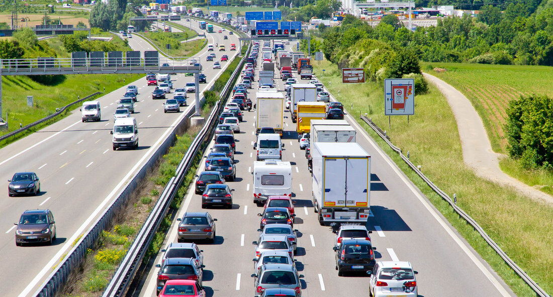 The Vice Minister-President and Interior Minister of Baden-Württemberg, Thomas Strobl, has expressed concern about the lack of attention given to the A8-Albaufstieg by the Berlin-based Ampler’s acceleration list. The Albaufstieg is a crucial intersection on a major European economic and transport axis, and he has called for urgent upgrades to alleviate its congestion. Additional bottlenecks on the A8 must also be addressed, such as the immediate expansion of emergency lanes to two additional fast lanes. The Minister emphasises the importance of practical and prompt solutions to road problems in Baden-Württemberg. Stv. Ministerpräsident und Innenminister Thomas Strobl zur Pressemitteilung des Verkehrsministeriums …