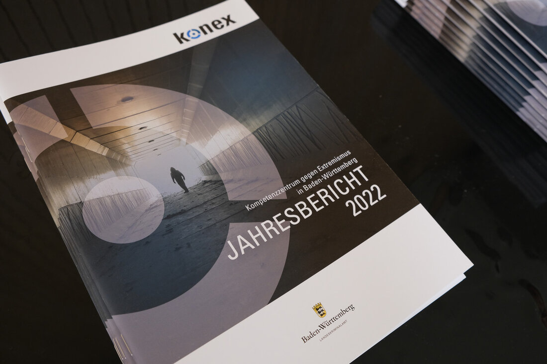The Competence Center Against Extremism in Baden-Württemberg, which is unique in Germany, plays a crucial role in the fight against extremism and hate crime, according to the regional government. The Center has helped with more than 500 cases since it was established in 2015. The 2022 annual report highlights extremism as a significant risk to society, democracy, and peaceful coexistence, with around 6,200 politically motivated crimes recorded in Baden-Württemberg. Extremism is an issue that is constantly evolving, and the Center uses applied scientific research to understand and combat this. Its support is free and customized to each individual’s needs, with services ranging from exit advice to educational courses to …