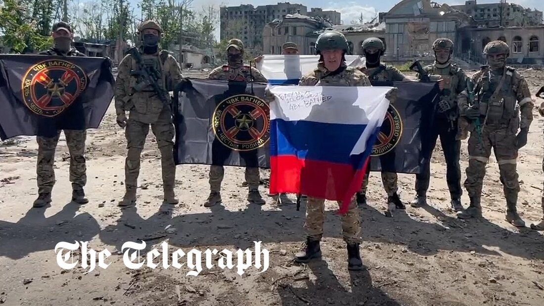 Live-Berichterstattung Ähnliche Beiträge Von George Styllis Speichern 11:41 Uhr Russland werde unsere Entschlossenheit „nicht brechen“, sagt Biden Russland werde die Entschlossenheit der Verbündeten der Ukraine „nicht brechen“, sagte US-Präsident Joe Biden am Sonntag nach Gesprächen mit Wolodymyr Selenskyj am Rande des G7-Gipfels in Hiroshima. Der amerikanische Präsident sagte, er habe seinem ukrainischen Amtskollegen versichert, dass Washington und andere Unterstützer Kiews „nicht schwanken werden und Putin unsere Entschlossenheit nicht so brechen wird, wie er dachte, er könnte“. 10:49 Uhr Die deutsche Polizei untersucht den Verdacht auf Vergiftung russischer Exilanten Eine Untersuchung über die mögliche Vergiftung von im Exil lebenden Russen wurde &hellip;