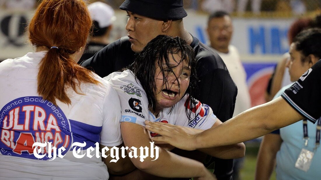 Bei einem Ansturm in einem Sportstadion in El Salvador, in dem sich Fußballfans versammelt hatten, um ein lokales Turnier zu verfolgen, kamen mindestens zwölf Menschen ums Leben. Carlos Fuentes, ein Sprecher der Erste-Hilfe-Gruppe Rescue Commandos, sagte den Medien, „mehr als 100“ Menschen seien ins Krankenhaus gebracht worden. Es wird davon ausgegangen, dass sich mehrere Personen in einem kritischen Zustand befinden. Die Tragödie ereignete sich am Samstagabend, als die Teams Alianza FC und Club Deportivo FAS im Cuscatlan-Stadion in der Hauptstadt San Salvador ein Viertelfinalspiel spielten. „Der salvadorianische Fußballverband bedauert zutiefst die Ereignisse im Cuscatlan-Stadion“, schrieb die Organisation auf Twitter. „Sie &hellip;
