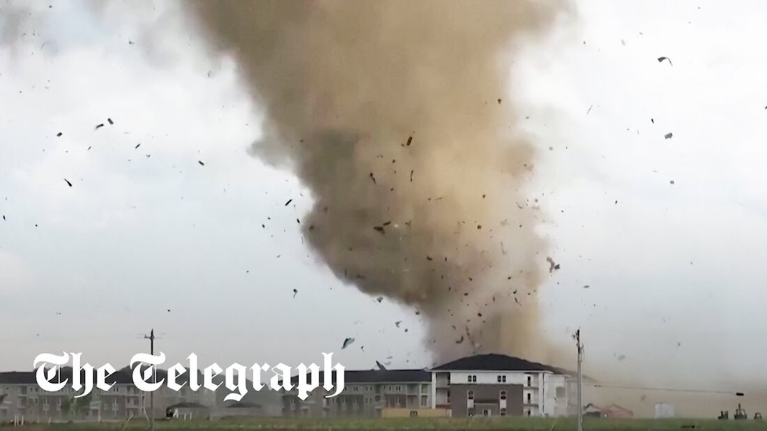 Dies ist der Moment, in dem ein Tornado durch Wohnblöcke in der amerikanischen Stadt Greenwood am südlichen Stadtrand von Indianapolis fegte. Stürme verwüsteten mehrere Landkreise in der Region und forderten mindestens einen Toten und einen Verletzten. Nach Angaben der Behörden wurden mindestens 75 Häuser „mäßig bis schwer“ beschädigt. „Plötzlich hörte ich etwas wie die Niagarafälle, etwas, das einfach toste“, sagte der Anwohner Terry Cleveland. „Ich schnappte mir mein kleines Kätzchen und rannte los, und gerade als ich um die Ecke hinter dem Fenster bog, explodierte das Fenster und ein zwei mal vier [wooden beam] kam durch das Fenster geflogen. „Ich &hellip;