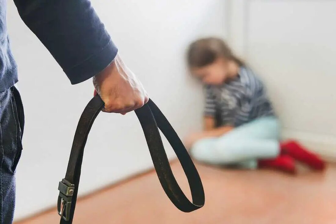 Die Erforschung der Auswirkungen von Prügelstrafen gegen Kinder war schon immer ein kontroverses Thema, wenn man bedenkt, wie viele persönliche Vorurteile Einzelpersonen zu diesem Thema haben. Bemerkenswert ist, dass in vielen Studien häufig nicht zwischen Prügelstrafen und anderen Formen der körperlichen Bestrafung unterschieden wird, wodurch eine Grauzone entsteht, die es schwierig macht, die Auswirkungen von Prügelstrafen konkret zu isolieren. Angesichts dieser Schwierigkeiten führte Dr. Elizabeth Gershoff von der University of Texas in Austin eine bahnbrechende Studie durch, die im Journal of Family Psychology veröffentlicht wurde und die Folgen von Schlägen auf Kinder untersuchte.</p><span id="ezoic-pub-ad-placeholder-620" data-inserter-version="2"></span><span class="ezoic-ad ezoic-at-0 box-3 box-3620 adtester-container …