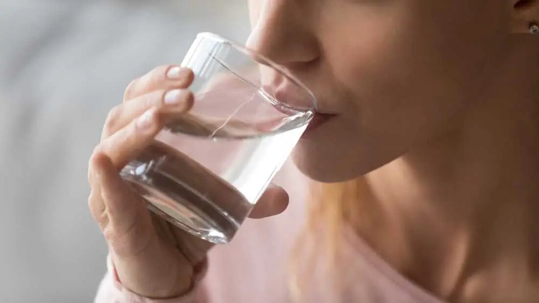 PFAS-Chemikalien schienen zunächst eine gute Idee zu sein. Als Teflon erleichterten sie ab den 1940er Jahren die Reinigung von Töpfen. Sie machten Jacken wasserdicht und Teppiche schmutzabweisend. Lebensmittelverpackungen, Feuerlöschschaum und sogar Make-up schienen mit Perfluoralkyl- und Polyfluoralkylsubstanzen besser zu sein.</p><span id="ezoic-pub-ad-placeholder-620" data-inserter-version="2"></span><span class="ezoic-ad ezoic-at-0 box-3 box-3620 adtester-container adtester-container-620" data-ez-name="healthy_holistic_living_com-box-3"><span id="div-gpt-ad-healthy_holistic_living_com-box-3-0" ezaw="468" ezah="60" style="position:relative;z-index:0;display:inline-block;padding:0;min-height:60px;min-width:468px;" class="ezoic-ad">@media(min-width:0px){#div-gpt-ad-healthy_holistic_living_com-box-3-0-asloaded{max-width:468px!important;max-height:60px!important;}}</span></span> Dann begannen Tests zum Nachweis von PFAS im Blut der Menschen. Heutzutage sind PFAS in Böden, Staub und Trinkwasser auf der ganzen Welt weit verbreitet. Studien deuten darauf hin, dass sie in 98 % des Körpers der Amerikaner vorkommen und dort mit Gesundheitsproblemen wie Schilddrüsenerkrankungen, Leberschäden …