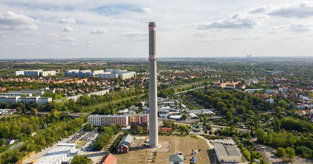 Schornstein-Sprengung wird ins kommende Jahr verschoben Die für 2022 geplante Sprengung des 170 Meter hohen Schornsteins auf dem Stadtwerke-Gelände Leipzig Südost an der Arno-Nitzsche-Straße wird erneut verschoben. © Leipziger Stadtwerke Nach weiteren intensiven Gesprächen mit Eigentümern und Mietern außerhalb des Sperrkreises, für die die Leipziger Stadtwerke den ursprünglichen Termin im September 2022 verschoben hatten, entschied das Unternehmen nun, die Sprengung auf 2023 zu verlegen. Auch wenn alle beteiligten Sachverständigen fest davon ausgehen, dass alles getan wurde, um eine sichere Sprengung zu gewährleisten, bestehen noch Bedenken bei Nachbarn in der weiteren Umgebung des Stadtwerkegeländes. Die Stadtwerke räumen ihnen nun noch mehr &hellip;