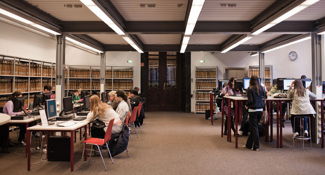 Baden-Württemberg fördert den Kompetenzaufbau in wissenschaftlichen Bibliotheken in Baden-Württemberg für das Open Source Bibliothekssystem FOLIO mit 1,8 Millionen Euro. Damit setzt die Landesregierung eine Vereinbarung aus dem Koalitionsvertrag zur Förderung von Open Source in diesem Bereich um. Die Leistungsfähigkeit wissenschaftlicher Bibliotheken hängt ganz wesentlich von ihren zentralen Softwaresystemen ab. Dies gilt umso mehr im Kontext von Open Access, Open Data und Open Science, wodurch sich das Anforderungsspektrum an die Bibliotheken verändert. Das Wissenschaftsministerium unterstützt daher alle wissenschaftlichen Bibliotheken in Baden-Württemberg beim Kompetenzaufbau für das Open Source Bibliothekssystem FOLIO (The Future of Libraries is Open) mit 1,8 Millionen Euro. Damit können …