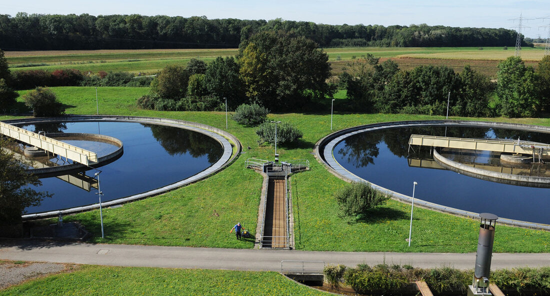 Das Land fördert die Installation moderner und digitaler Messtechnik für die Regenüberlaufbecken der Stadt Münsingen mit über 1,7 Millionen Euro. Eine lohnende Investition in die Zukunft, die Mensch und Umwelt nachhaltig schützt. Mit mehr als 1,7 Millionen Euro fördert das Land die Ausstattung der Regenüberlaufbecken der Stadt Münsingen (Kreis Reutlingen) mit elektronischer Mess-, Steuer- und Regeltechnik sowie Fernwirktechnik. Um dies zu tun, Staatssekretär für Umwelt André Baumann den Förderbescheid persönlich überreicht. Für den ersten Bauabschnitt belaufen sich die Baukosten auf über 2,5 Millionen Euro. Beitrag zum Schutz von Mensch und Umwelt „Die Ausstattung der Regenüberlaufbecken der Stadt Münsingen mit modernster …
