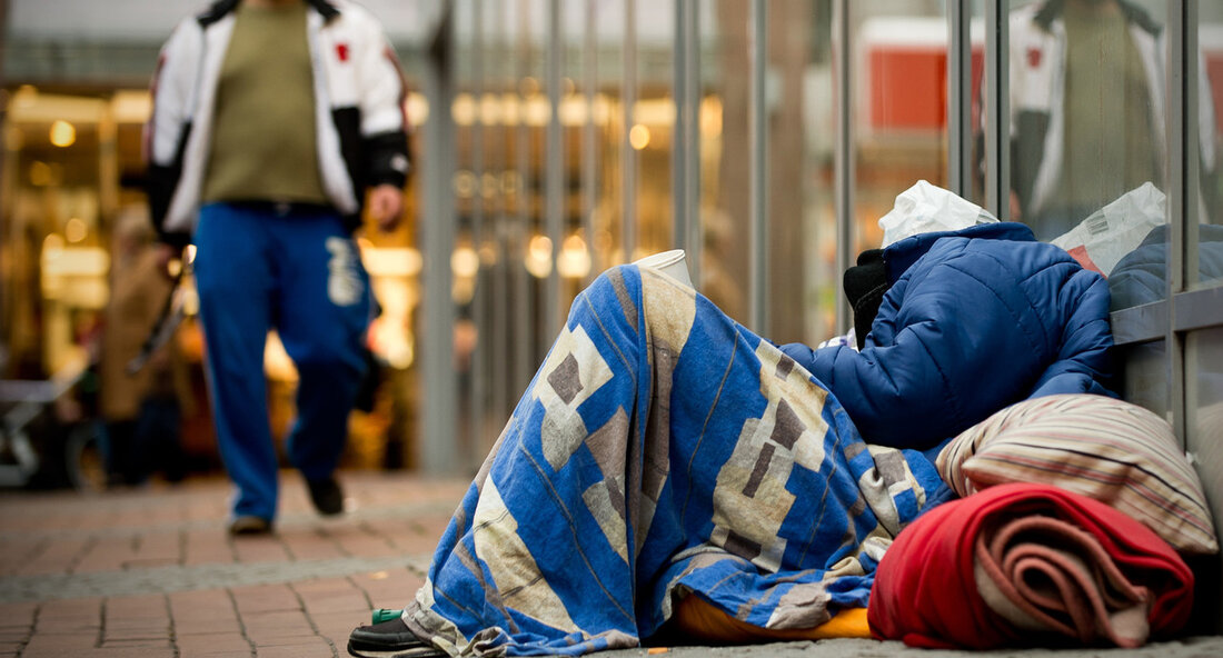 Das Land Baden-Württemberg investiert rund 1,9 Millionen Euro in die Wohnungsnotfallhilfe, um den Verein Evangelische Gesellschaft Stuttgart und den Bezirksverein für die soziale Rechtspflege in Mannheim zu unterstützen. Der Verein Evangelische Gesellschaft Stuttgart wird finanzielle Unterstützung für den Ersatzneubau des Immanuel-Grötzinger-Hauses erhalten, während der Bezirksverein für die soziale Rechtspflege in Mannheim Mittel für die Modernisierung von Büros und Verwaltungsflächen erhält. Sozialminister Manne Lucha betonte die Wichtigkeit der Wohnungsnotfallhilfe angesichts der angespannten Wohnungsmärkte und des zunehmenden Hilfebedarfs von Menschen in Wohnungsnotlagen. Er hob hervor, dass das Land aus politischer Überzeugung die freiwillige Förderung von Einrichtungen der Wohnungsnotfallhilfe fortsetze, um die Kommunen …