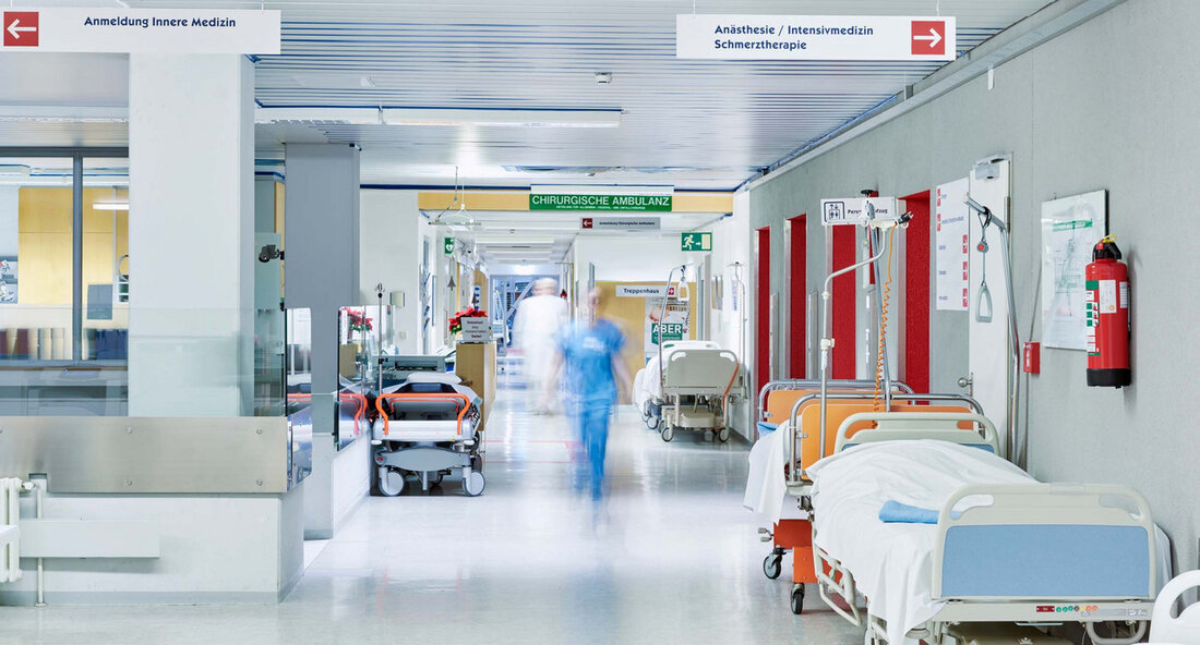 Effizienzsteigerung in der Krankenhauslandschaft: Gutachten empfiehlt Maßnahmen für Baden-Württemberg Baden-Württemberg gilt als Vorreiter in der deutschen Krankenhauslandschaft, wie ein aktuelles Gutachten zur Weiterentwicklung dieser Sparte verdeutlicht. Das Dokument bescheinigt dem Land eine der effizientesten Krankenhausstrukturen Deutschlands und legt gleichzeitig neun konkrete Handlungsempfehlungen vor, um die Versorgungssituation in der Zukunft weiter zu verbessern. Die Kernaussagen des Gutachtens bestätigen nicht nur die hohe Qualität der medizinischen Versorgung, sondern heben auch das Potenzial zur Optimierung hervor. Dabei wird als essenziell erachtet, dass die bisherigen Strukturen auf den Prüfstand gestellt werden, um den sich ständig verändernden Herausforderungen der Gesundheitsversorgung gerecht zu werden. Insbesondere der …