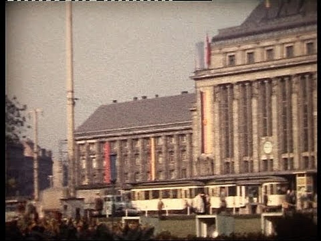 Ein Besuch eines amerikanischen Ehepaares in der ostdeutschen Stadt Leipzig, die noch unter kommunistischer Herrschaft steht und sich von Kriegsschäden erholt. Dann nahmen sie ein Flugzeug in die Freiheit: die Schweiz. . Youtube-Link