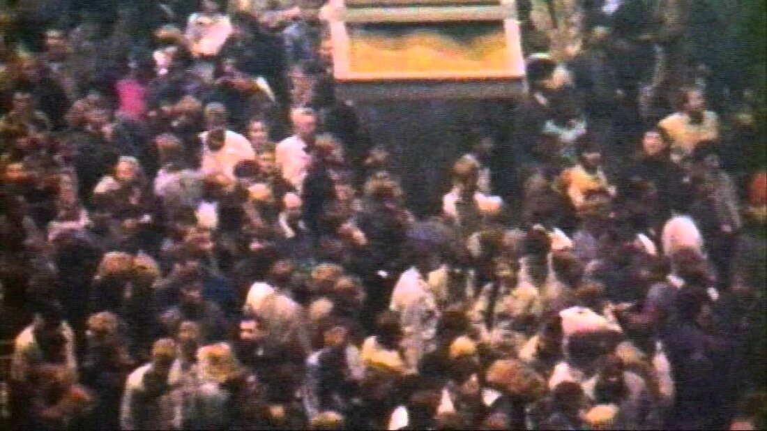 Unter http://www.zeitzeugen-portal.de finden Sie weitere „Momente deutscher Geschichte“ und zahlreiche Zeitzeugeninterviews. Der 9. Oktober 1989 in Leipzig ist ein Tag der Entscheidung. Armee- und Fabrikkampfgruppen sind bereit. Wird hier die friedliche Revolution der DDR-Bürger mit Gewalt niedergeschlagen? Erst wenige Monate zuvor waren Studentenproteste im kommunistischen China gewaltsam beendet worden. (Rechte: © ZDF). Youtube-Link