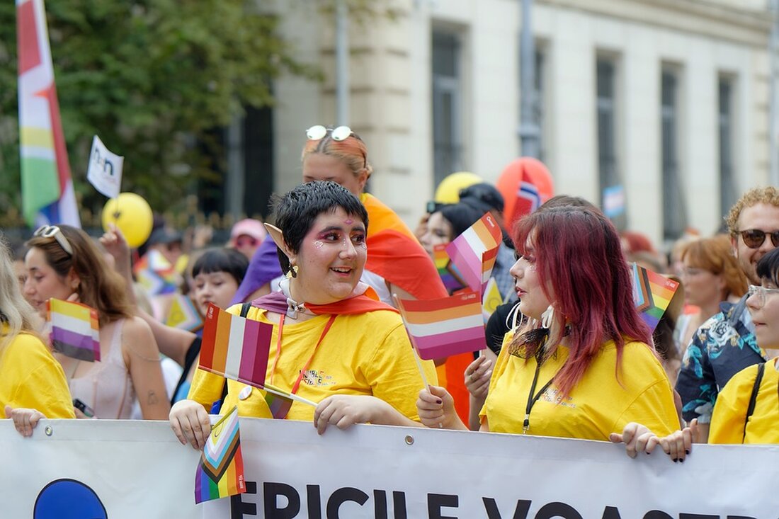 Die 2. Queere Aktionswoche wird vom 21. bis 30. Juni 2024 im Bezirk Lichtenberg veranstaltet, um ein Zeichen gegen Homo-, Bi-, Inter- und Transphobie zu setzen. Der traditionelle CSD-Aktionstag am 28. Juni wird von einer Vielzahl von Angeboten für die queere Community, Familien und Interessierte begleitet. Bezirksbürgermeister Martin Schaefer dankt allen Beteiligten und betont die Bedeutung von Respekt und Toleranz im Bezirk. Die Aktionswoche beginnt am 21. Juni um 10 Uhr mit dem Hissen der Regenbogenfahne am Rathaus Lichtenberg. Im Rahmen der Woche lädt die AG Queer am 23. Juni zum Pink Day mit kostenloser Tierparkführung ein. Es gibt auch …