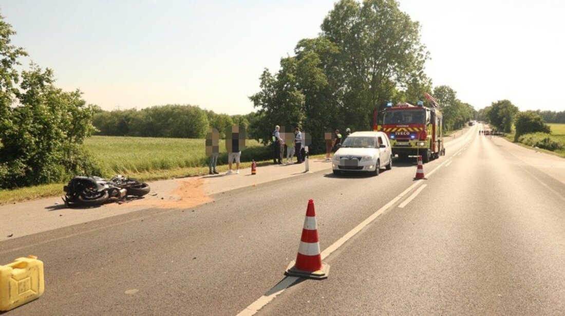 Am 14. Mai 2025 verletzte sich ein 20-jähriger Motorradfahrer bei einem Unfall schwer in Mettmann. Rettungshubschrauber im Einsatz.