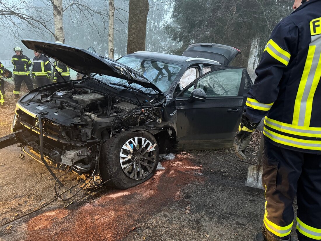 Ein 20-Jähriger verunfallte in Fredenbeck mit einem VW Tiguan, prallte gegen einen Baum und wurde ins Krankenhaus gebracht.