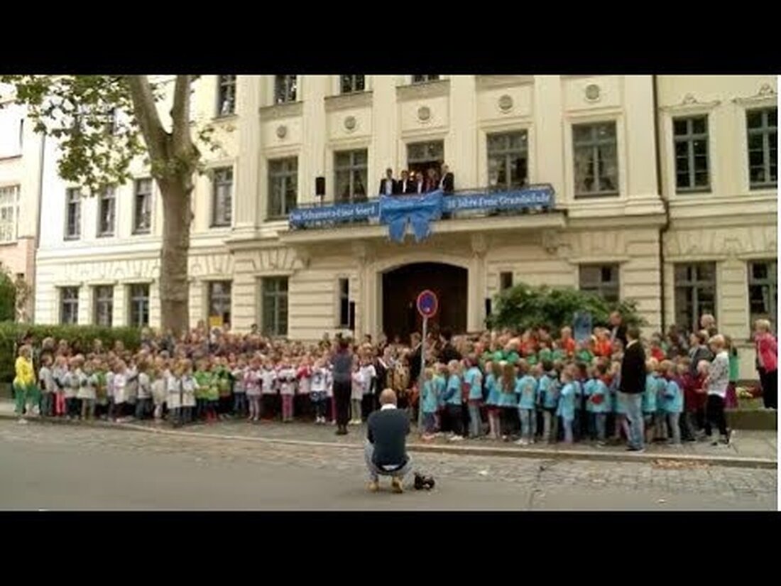 Am 1. September feierte Rahn Education im historischen Schumannhaus an der Inselstraße 20 Jahre Freie Grundschule Clara Schumann. Anlässlich des Jubiläums wurde ein neuer Chronikraum eingeweiht, der die vielfältige Geschichte des Hauses, der Grundschule und des Schumann-Vereins veranschaulicht. Vom 9. bis 17. September findet die alljährliche Schumann-Festwoche statt, deren Höhepunkt in diesem Jahr eine große Geburtstagsfeier am 16. September ist: 550 Kinder aus den unterschiedlichsten Leipziger Kinderchören werden auf dem Marktplatz für den Arbeitskreis UNICEF Leipzig singen , die an diesem Tag ihren 25. Geburtstag feiert, feiert ihr Jubiläum. . Youtube-Link