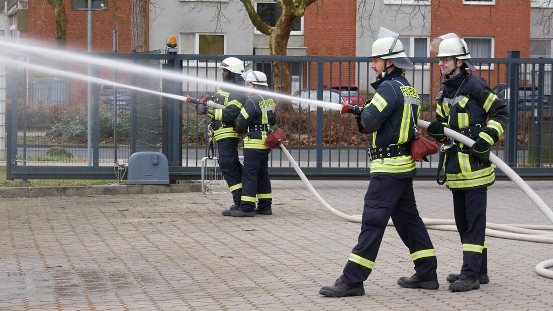 20 Feuerwehrleute in Celle haben erfolgreich die "Qualifikationsstufe Einsatzfähigkeit" erreicht und ihr Wissen unter Beweis gestellt.