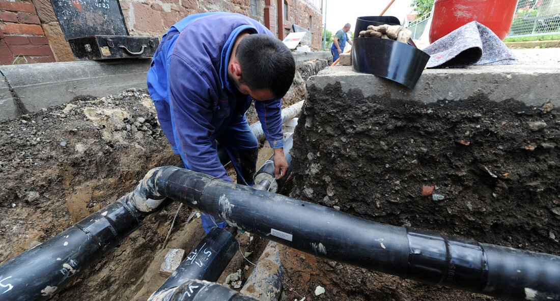Das Umweltministerium fördert ein Nahwärmenetz in Niefern-Öschelbronn im Enzkreis mit 200.000 Euro. Wärmenetze ermöglichen die effiziente Nutzung erneuerbarer Energien, hocheffizienter Kraft-Wärme-Kopplung und Abwärme. In Niefern-Öschelbronn im Enzkreis entsteht ein Nahwärmenetz von rund 2.850 Metern Länge, über das insgesamt rund 80 kommunale Gebäude und Privathäuser mit Wärme versorgt werden können. Die thermische Energie dafür wird von zwei Erdgas-Blockheizkraftwerken und einem Gas-Spitzenlastkessel erzeugt. Das Netz mit Übergabestationen, Anbindung an die Blockheizkraftwerke, Leittechnik und Pufferspeicher wird vom Umweltministerium mit 200.000 Euro gefördert. Umweltminister geteilt Thekla Walker heute mit. „Jedes Wärmenetz ist ein Beitrag zu Wärmewende und Klimaschutz und liegt daher im Interesse des …