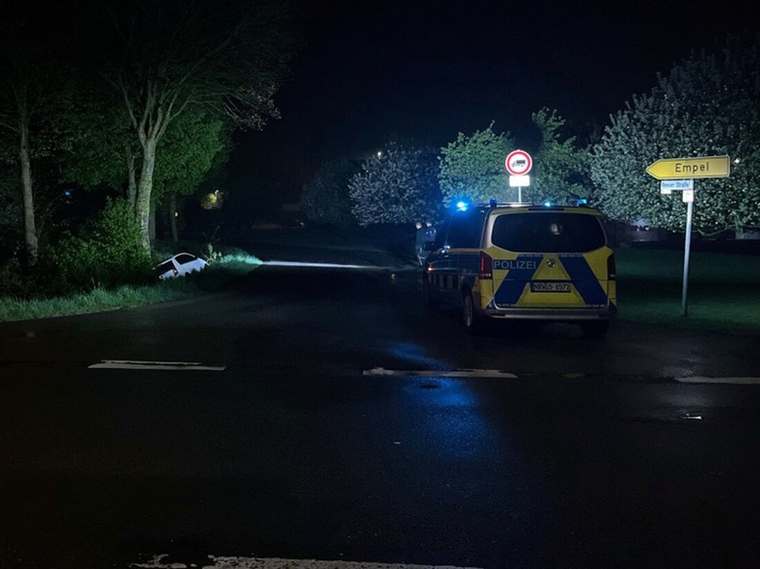 Ein 21-Jähriger verlor in Rees-Empel die Kontrolle über sein Auto und landete im Graben. Verdacht auf Drogen- und Alkoholkonsum.
