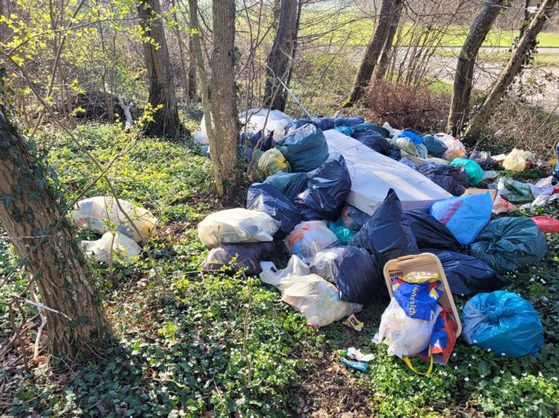 Ein 22-Jähriger soll in Geislingen illegal Müll entsorgt haben. Polizei ermittelt, um Umweltverschmutzung zu ahnden.