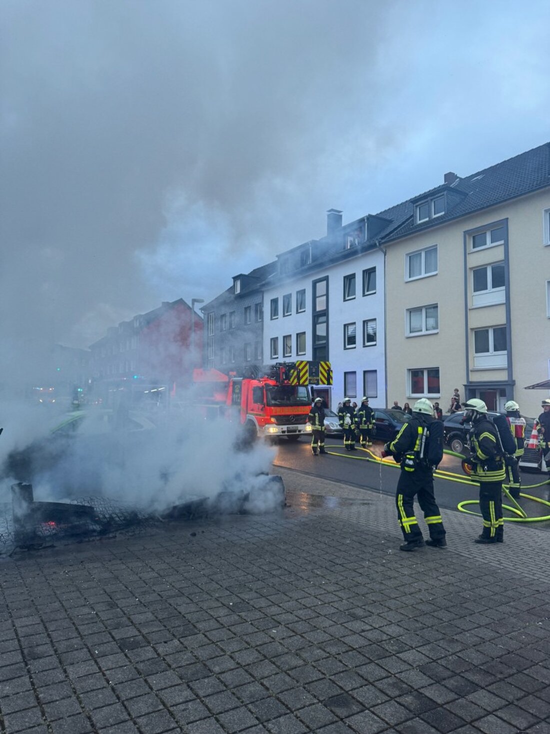 Die Feuerwehr Mülheim an der Ruhr bewältigte in 24 Stunden 17 Einsätze, darunter einen Sperrmüllbrand und technische Hilfen.