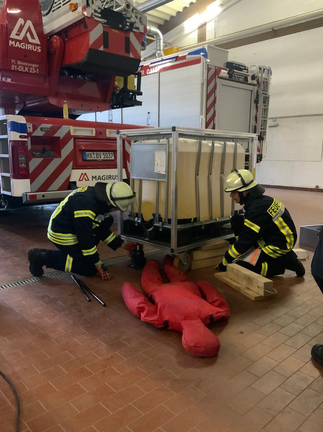 24 Feuerwehrkräfte aus Beverungen, Brakel und Höxter haben erfolgreich ihren Grundlehrgang abgeschlossen und sind bereit für Einsätze.