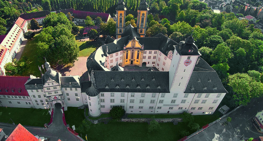 Auch das 1996 eröffnete Museum wird digital. Für das Residenzschloss Mergentheim mit dem Deutschen Ordensmuseum wird derzeit eine innovative Guide-App entwickelt, die den Besuchern ganz neue Möglichkeiten eröffnen soll. Vor 25 Jahren, im Jahr 1996, konnten das Land Baden-Württemberg, die Stadt Bad Mergentheim, der Main-Tauber-Kreis und der Verein Deutschordensmuseum Bad Mergentheim dies gemeinsam tun Deutsches Ordensmuseum offen. Staatssekretärin für Finanzen Gisela Splett war am Freitag bei der Jubiläumsfeier im Schloss Mergentheim, dem Sitz des Deutschen Ordensmuseums. Staatssekretärin für Finanzen Gisela Splett: „25 Jahre gute Zusammenarbeit zeichnen die Partnerschaft zwischen Land, Landkreis, Stadt und Museumsverein aus. Wir investieren weiter in die …