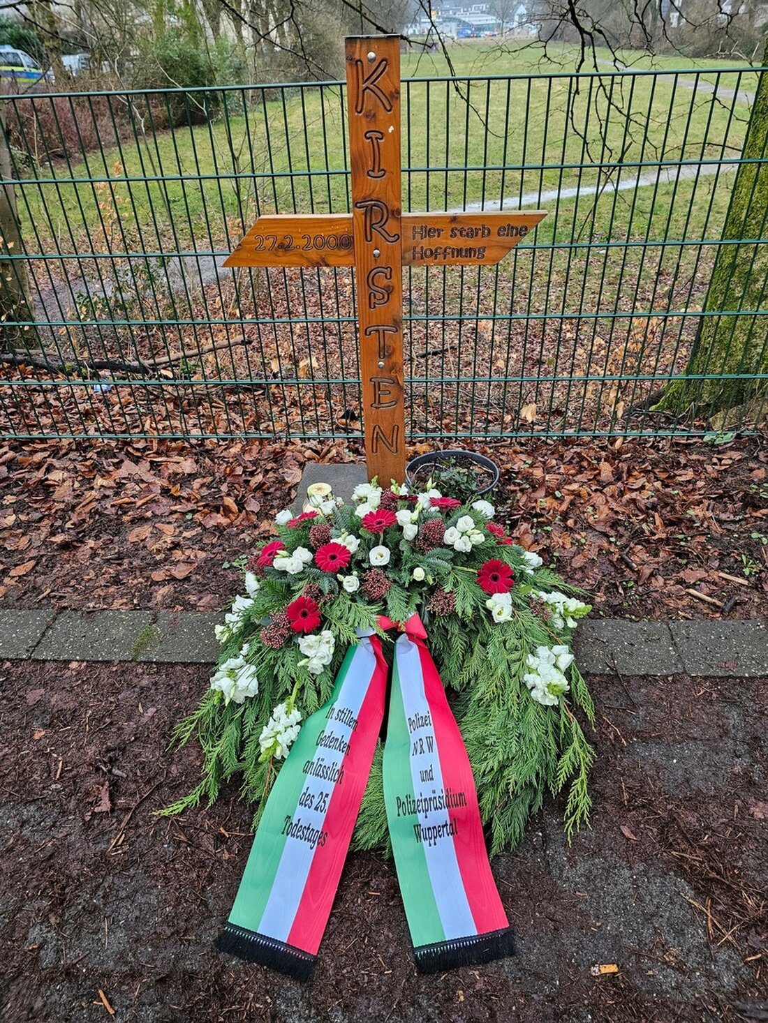 25 Jahre nach dem gewaltsamen Tod von Polizeiobermeisterin Kirsten Späinghaus-Flick gedenkt die Polizei Wuppertal ihrer und mahnt zur Wachsamkeit.