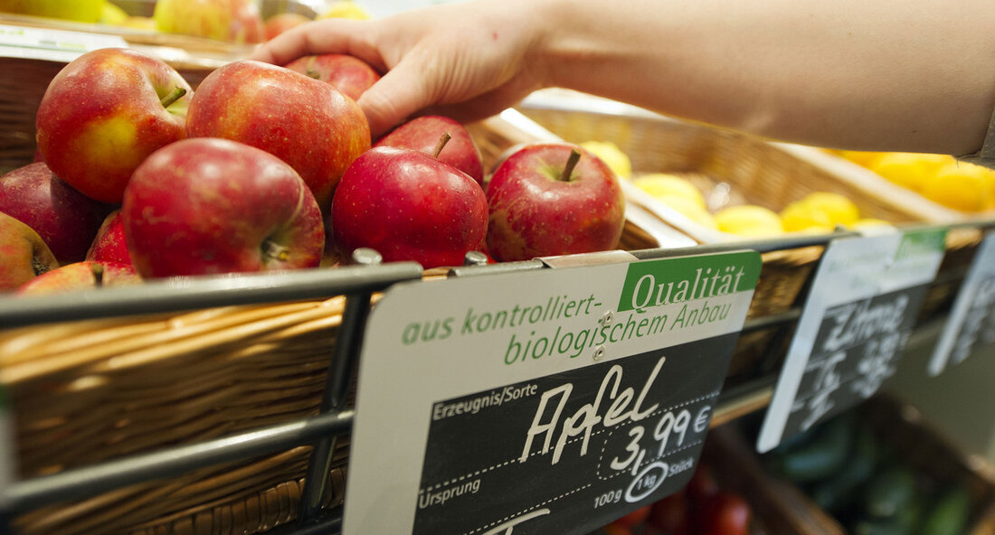 Die landesweiten Ernährungstage vom 26. Februar bis 7. März 2024 stehen ganz im Zeichen von regionalen Lebensmitteln, der Wertschätzung für Nahrungsmittel und der Reduzierung von Lebensmittelverschwendung. Dies gab der Minister für Ernährung, Ländlichen Raum und Verbraucherschutz, Peter Hauk, bekannt. In einer Pressemitteilung erklärte er, dass die Landesregierung großen Wert auf ausgewogene und nachhaltige Ernährung für alle Bürgerinnen und Bürger legt. Während der Ernährungstage werden zahlreiche Workshops, Aktionen und Vorträge angeboten, um Verbraucherinnen und Verbraucher über Themen wie Regionalität, klimabewussten Konsum und Biodiversität zu informieren. Diese Schwerpunkte spiegeln die steigende Nachfrage und das wachsende Bewusstsein für eine gesunde und nachhaltige Ernährung …