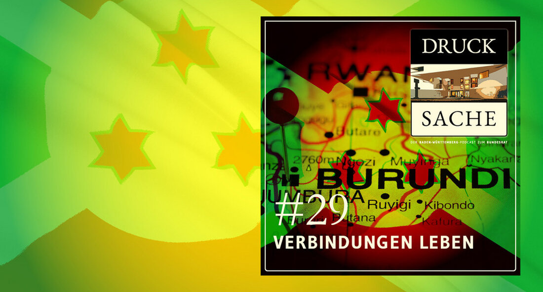 Der deutsche Fußballnationalspieler Thilo Kehrer ist Gast der aktuellen Folge des Podcasts DRUCK SACHE #29 „Verbindungen Leben“. Er engagiert sich mit seiner Stiftung in Burundi, dem Heimatland seiner Mutter. Der kleine afrikanische Staat ist das Partnerland von Baden-Württemberg und neben den aktuellen Themen des Bundesrats Schwerpunkt dieser Folge. Thilo Kehrer, derzeit bei West Ham United unter Vertrag, ist nicht nur ein herausragender Fussballspieler, sondern auch sozial engagiert. Er setzt sich mit der Thilo-Kehrer-Stiftung tatkräftig dafür ein, dass Kinder und Jugendliche in Burundi, dem Heimatland seiner Mutter, echte Perspektiven eröffnet werden. Burundi und Baden-Württemberg verbindet nicht nur die Ähnlichkeit in der …