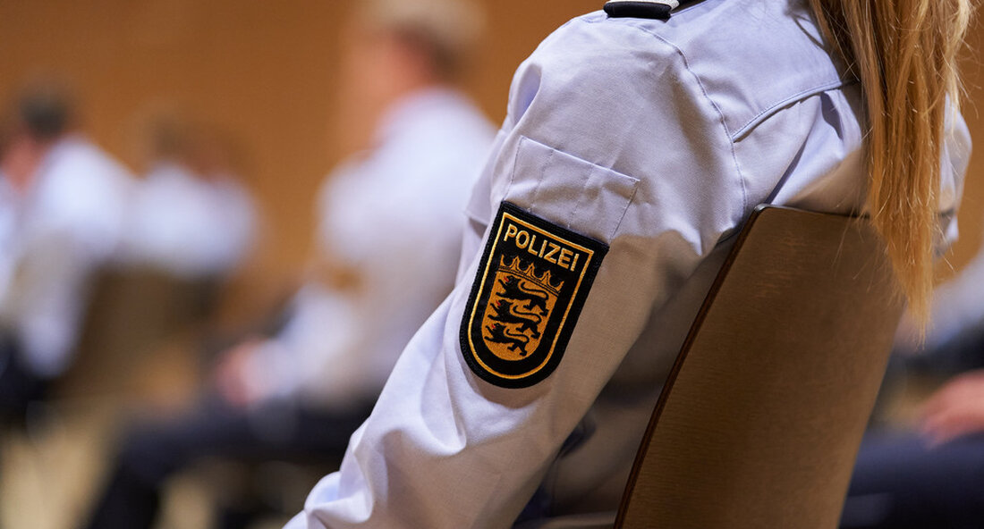 Bei der Vereidigungsfeier in Herrenberg wurden 290 Polizeimeisteranwärterinnen und -anwärter vereidigt. Insgesamt wurden 2022 mehr als 1.300 angehende Polizistinnen und Polizisten vereidigt. „Baden-Württemberg ist eines der sichersten Länder weltweit. Das soll auch in Zukunft so bleiben – und dazu tragen künftig auch die Polizeianwärterinnen und Polizeianwärter bei, die heute ihren Diensteid ablegen. Es freut mich sehr, dass so viele junge Menschen bereit sind, diese große Verantwortung zu übernehmen. Sie alle werden das Bild der künftigen Polizei unseres Landes prägen. Seit 2016 ist unser klares Ziel: Wir stärken die Polizei und machen sie fit für die Zukunft. Um das zu schaffen, …