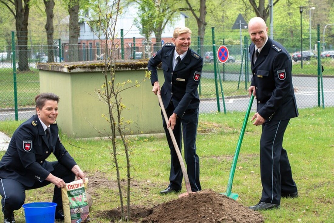 Die Bereitschaftspolizei Lüneburg feierte am 23. April 2025 ihr 30-jähriges Bestehen mit Gästen und einem Eichenbaum als Symbol der Verbundenheit.