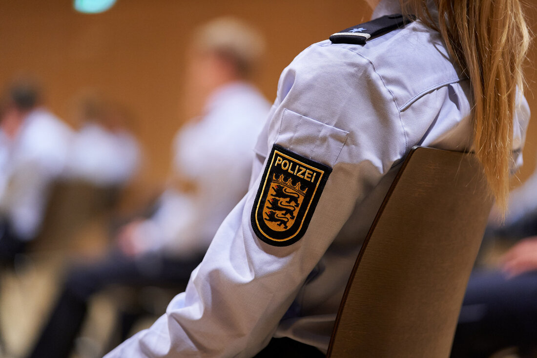 Erfolgreicher Abschluss des zweiten erfahrungsbasierten Studienjahrgangs für Polizeivollzugsdienst in Baden-Württemberg In Baden-Württemberg haben insgesamt 464 Polizistinnen und Polizisten erfolgreich den zweiten erfahrungsbasierten Studienjahrgang zum Aufstieg in den gehobenen Polizeivollzugsdienst abgeschlossen. Mit 134 Frauen und 330 Männern verdeutlicht dieser Jahrgang sowohl die Bedeutung der Gleichstellung innerhalb der Polizei als auch den anhaltenden Bedarf an qualifiziertem Personal in einer der sicherheitsrelevanten Regionen Deutschlands. Anlässlich der Verabschiedung würdigte der stellvertretende Ministerpräsident und Innenminister Thomas Strobl die herausragende Polizeiausbildung im Land. „Baden-Württemberg belegt bei der Inneren Sicherheit seit Jahren bundesweit einen Spitzenplatz. Das ist kein Zufall, sondern das Ergebnis einer exzellenten Aus- und Fortbildung“, …