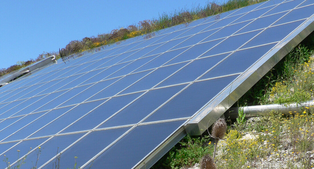 Das Land finanziert ein neues Heizungsnetz in Schopfloch (Freudenstadt) mit 300.000 Euro. Die Gemeinde Schopfloch ist damit ein wichtiges Beispiel für eine CO2-arme Heizversorgung. Ein hoher Anteil des CO2-Emissionen treten im Land während der Wärmeerzeugung auf. Um diese Treibhausgasemissionen zu reduzieren und bis 2050 eine nahezu klimaneutrale Wärmeversorgung zu erreichen, muss die Wärme künftig effizient und erneuerbar bereitgestellt werden. Mit dem Förderprogramm „Energieeffiziente Heiznetze“ Das Umweltministerium unterstützt die Kommunen beim Aufbau neuer Heizungsnetze oder beim Ausbau bestehender Netze, um den Bürgern ein zentrales und CO zur Verfügung zu stellen2-Um schlechte Wärme zu liefern. Das Gemeinschaftliche Energiegenossenschaft Schopfloch hat jetzt vom …
