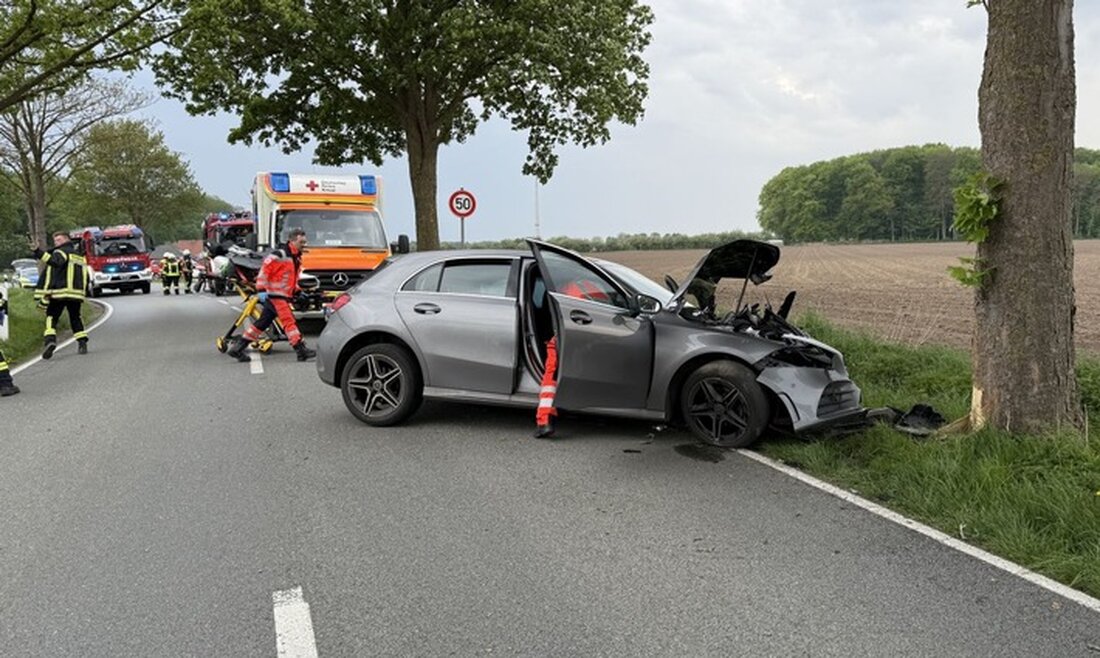 Ein 32-jähriger Autofahrer prallte auf der L 130 bei Nottensdorf gegen einen Baum und wurde schwer verletzt. Gesamtschaden: 20.000 Euro.