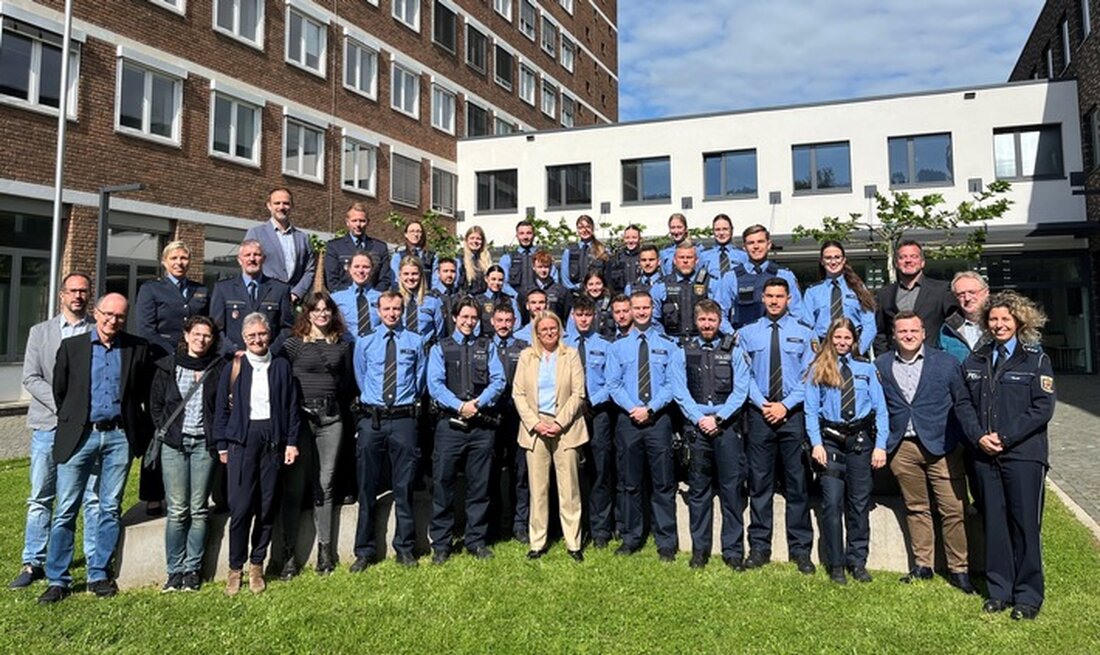 Am 1. Mai 2025 begrüßte Polizeipräsidentin Anja Rakowski 32 neue Mitarbeitende des Polizeipräsidiums Trier feierlich.