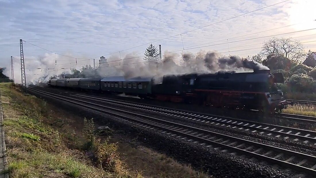 35 1097 zog am zweiten Tag in Folge einen Sonderzug. Diesmal ging es vom Leipziger Hauptbahnhof nach Adorf im Vogtland. Am Vortag fuhren wir nach Einbeck. Hier bei der Durchfahrt mit dem DPE79682 aus Leipzig-Wiederitzsch. . Youtube-Link