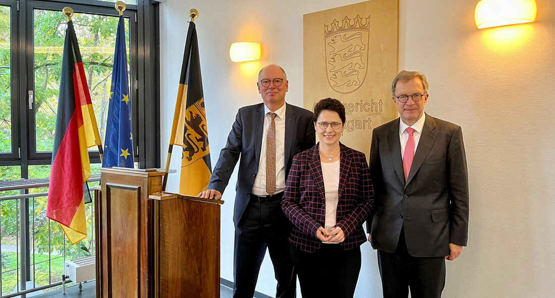 Die Digitalisierung der baden-württembergischen Justiz begann vor vierzig Jahren am Amtsgericht Stuttgart. Anlässlich dieses Jubiläums fand eine kleine Feierstunde im Amtsgericht Stuttgart statt, in der die Ministerin der Justiz und für Migration Marion Gentges zusammen mit dem Präsidenten des Amtsgerichts Stuttgart Hans-Peter Rumler das automatisierte Mahnverfahren würdigte. Ministerin der Justiz und für Migration Marion Gentges hat am 19. Oktober 2022 das Amtsgericht Stuttgart besucht, an dem 1982 das automatisierte Mahnverfahren als bundesweit erstes Pilotprojekt in Betrieb genommen wurde. Anlässlich dieses vierzigjährigen Jubiläums würdigte sie zusammen mit dem Präsidenten des Amtsgerichts Stuttgart Hans-Peter Rumler im Rahmen einer kleinen Feierstunde das automatisierte …
