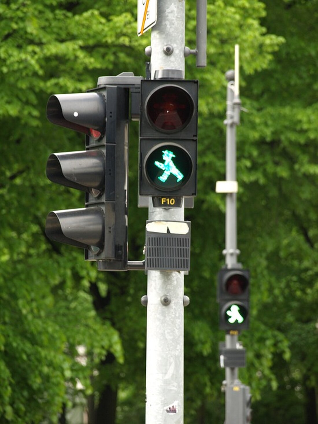 Die 50. Berliner Seniorenwoche steht vor der Tür, die vom 22. bis zum 29. Juni 2024 stattfinden wird. Unter dem Motto „Zukunft gemeinsam gestalten“ bieten zahlreiche Angebote aus Treptow-Köpenick eine breite Palette an Veranstaltungen, die das berlinweite Programm der Seniorenwoche bereichern. Die Bezirksstadträtin für Soziales, Gesundheit, Arbeit und Teilhabe, Carolin Weingart, sowie der Vorsitzende der Seniorenvertretung, Wolfgang Berger, zeigen sich erfreut über die Vielfalt der Angebote, die zur Stärkung des Zusammenhalts zwischen verschiedenen Altersgruppen sowie speziell für Seniorinnen und Senioren dienen. Carolin Weingart betont die Bedeutung des diesjährigen Mottos in Bezug auf die großen Herausforderungen im Bereich der Versorgung, unterstützender …