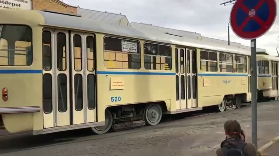 Zum 50-jährigen Jubiläum von T4D in Leipzig habe ich mich mit einem Freund auf den Weg gemacht, um 50 Jahre T4D in Leipzig zu feiern und zu dokumentieren. Neben einer großen Fahrzeugparade auf dem Museumsgelände fuhren mehrere historische Straßenbahnen. Der historische KT4D 1308 fuhr auf der Zubringerlinie 21E, während einige alte Waggons Sonderfahrten unter anderem nach Möckern machten. Als großes Highlight fuhr der historische T4D 1602+520 nach jahrelanger Lagerung nach Leutzsch. Die Aufnahmen in Leutzsch stammen von meinem Begleiter. Youtube-Link