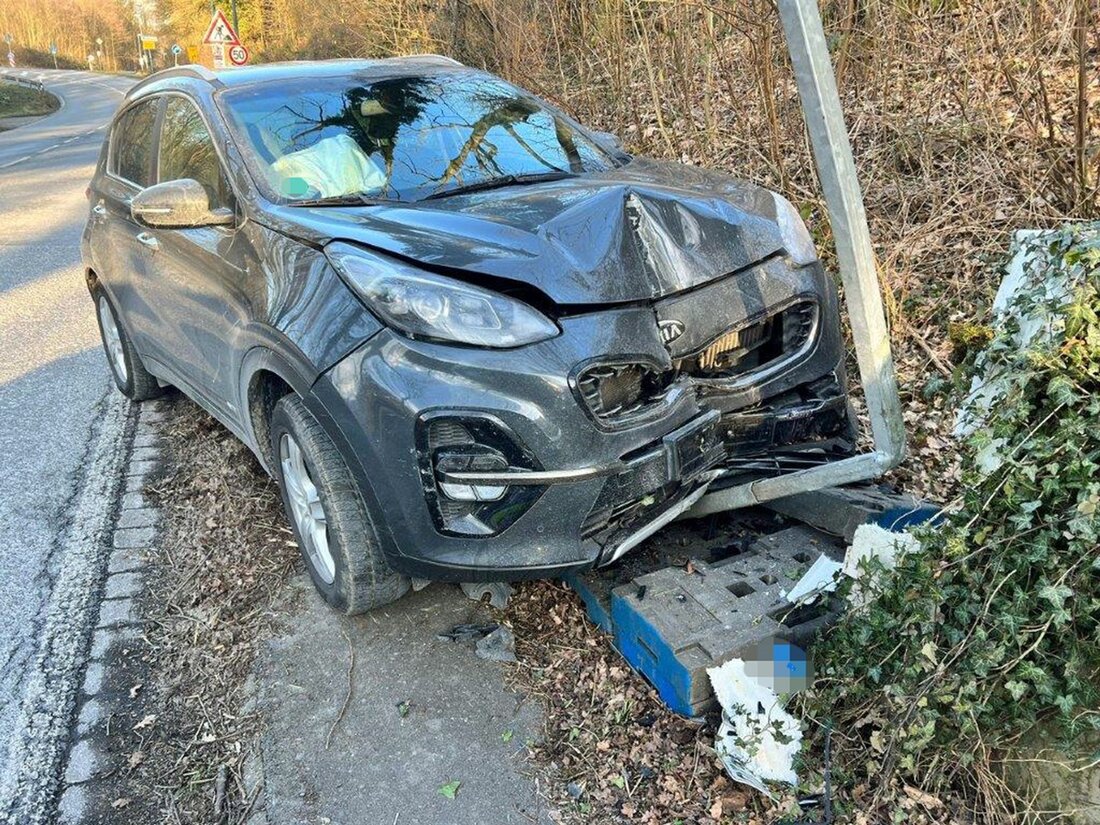 Ein 52-Jähriger verunfallte in Velbert-Langenberg schwer, als sein Kia von der Fahrbahn abkam und gegen einen Stromkasten prallte.