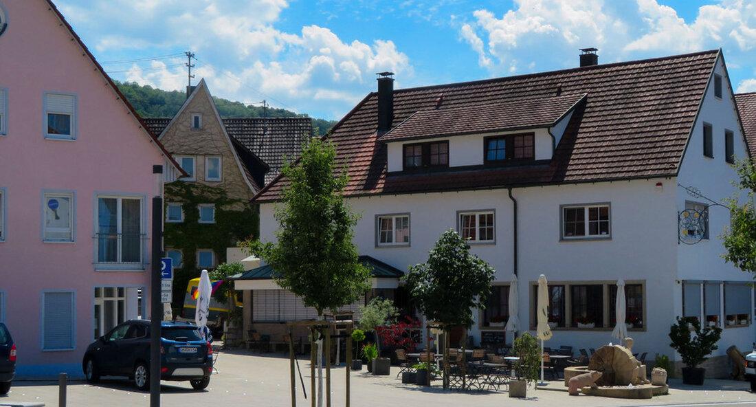Der Wiederaufbau der Gemeinde Braunsbach zeigt, dass Naturkatastrophen auch in Baden-Württemberg gemeinsam getragen werden. Anlässlich des 6. Jahrestages des Unwetterereignisses würdigten Ministerpräsident und Innenminister Thomas Strobl und Regierungspräsidentin Susanne Bay die großartige Aufbauarbeit der Gemeinde Braunsbach. „Das Hochwasserkatastrophe am 29. Mai 2016 ist und bleibt unvergessen. Auch zum 6. Jahrestag habe ich noch sehr deutliche Erinnerungen an die Bilder von meinem ersten Besuch vor Ort und das Ausmaß der Zerstörung. Als ich damals in Braunsbach war, habe ich versprochen: „Wir lassen Sie nicht allein“. Dieses Versprechen hat das Land Baden-Württemberg gehalten: Der Wiederaufbau der Gemeinde Braunsbach ist in den letzten …