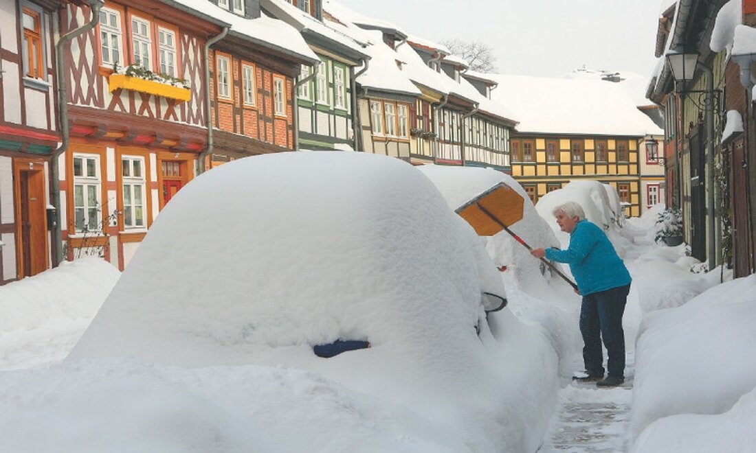 Winter bedeutet: Weihnachten, Glühwein, Schneemänner und Familienzeit. Winter bedeutet aber auch: Schnee, Eis, Staus und Glätte. Für Kommunen ist die Winterzeit nicht besinnlich, sondern eine Herausforderung. Die Gemeinden müssen dafür sorgen, dass Sicherheit und Bewegungsfreiheit jederzeit gewährleistet werden können. Wenn nicht, sind die Folgen vielfältig: Unfälle, Staus und Betriebsunterbrechungen sind typisch für schwierige Wetterbedingungen. Aber wie löst man diese Probleme, wenn der Winter schon vor der Tür steht? Und gibt es Vorbereitungsmaßnahmen, die den Aufwand verringern können? Schnell reagieren: Wenn der Winter schon da ist Manchmal gibt es keine Möglichkeit, rechtzeitig zu planen. Ob durch einen Personalwechsel, unerwartete Fahrzeugausfälle, Personalmangel …
