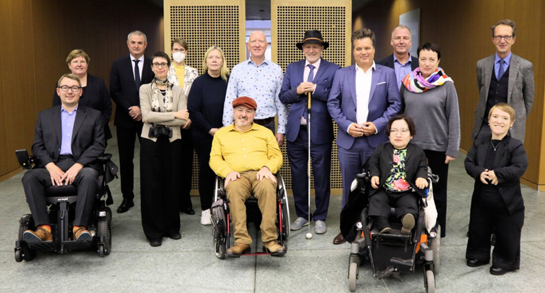 Beim 64. Treffen der Behindertenbeauftragten von Bund und Ländern und der Bundesarbeitsgemeinschaft für Rehabilitation e.V. in Erfurt haben sich die Behindertenbeauftragten für verstärkte Anstrengungen, Impulse und Instrumente ausgesprochen, um den Arbeitsmarkt bis 2030 inklusiv auszurichten. Die Beauftragten des Bundes und der Länder für die Belange von Menschen mit Behinderungen sind am 3. und 4. November 2022 in Erfurt zu ihrer 64. Sitzung zusammengekommen. In diesem Zuge haben sie in Form der „Erfurter Erklärung“ (PDF) Forderungen für einen inklusiven Arbeitsmarkt 2030 gestellt und Wege dorthin aufgezeigt. Diese beziehen sich auf die Bereiche inklusives Arbeits- und Sozialrecht, Inklusionsbetriebe und Werkstätten für behinderte …