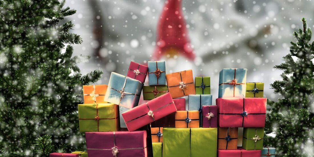 Eine neue Studie hat ergeben, dass 65 Prozent der Amerikaner Kryptowährungen oder Aktien als Weihnachtsgeschenk bevorzugen, da die Tage des Verschenkens von iPads zu verblassen scheinen. Unternehmen wie Coinbase, Binance und CashApp bieten einfache Möglichkeiten, Kryptowährungen zu verschenken, auch wenn der Empfänger keine Brieftasche hat. Weihnachten steht vor der Tür (fast) und die Leute überlegen schon, was sie ihren Familien und Lieben schenken sollen. Während traditionell Geschenke wie elektronische Gadgets sehr beliebt waren, wollen die Leute dieses Jahr Bitcoin und Aktien. Eine neue Studie ergab, dass die Menschen ein Geschenk wünschen, das über die Feiertage hinaus weiter gegeben wird, da …