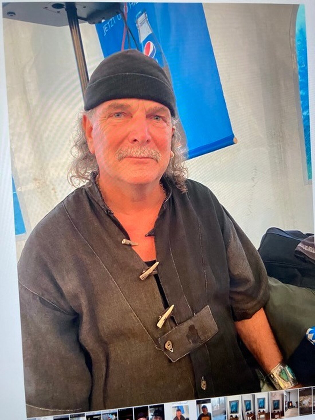 65-jähriger Peter Hirschmann aus Wiesbaden wird seit dem Morgen des 20. Februar 2025 vermisst. Hinweise bitte an die Polizei.